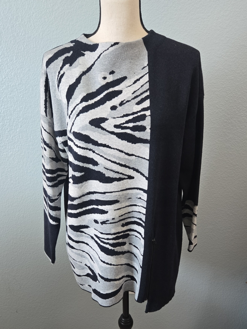 NIC+ZOE Deep Navy Black Gray Abstract Zebra Print Colorblock Sweater Sz LP